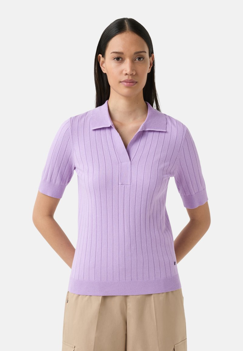 Lilla ribbet polo sweater med korte ærmer og en notch krave, som har en buet kant og en subtil strikstruktur.