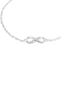 Bracciale d'argento con un simbolo dell'infinito al centro, impreziosito da pietre trasparenti lungo l'anello, su una catena delicata.