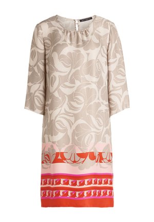 Beige og lysebrun mønstret kjole med trekvartærmer og blomstermønster, med pink og røde geometriske kanter nær kanten.