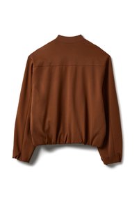 Giacca a pullover marrone con collo alto, orlo arricciato e maniche lunghe. Tessuto liscio senza motivi visibili o dettagli hardware.