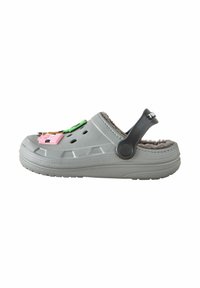 Grå slip-on sko med fluffig foder, plastdekorationer och en justerbar svart rem bak. Texturerad sula för grepp och komfort.