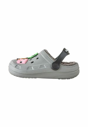 Grå slip-on træsko med sort justerbar hælrem, blød og plyssede foring samt farverige dekorative vedhæng på toppen.