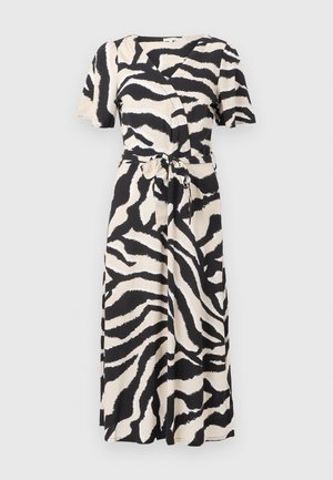 Robe portefeuille noire et beige avec des manches courtes, une ceinture à nouer et un motif rayé zèbre en tissu léger.