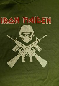 Maglietta verde oliva con grafica di un teschio con un elmetto, affiancato da fucili incrociati, con la scritta "IRON MAIDEN" in rosso sopra.