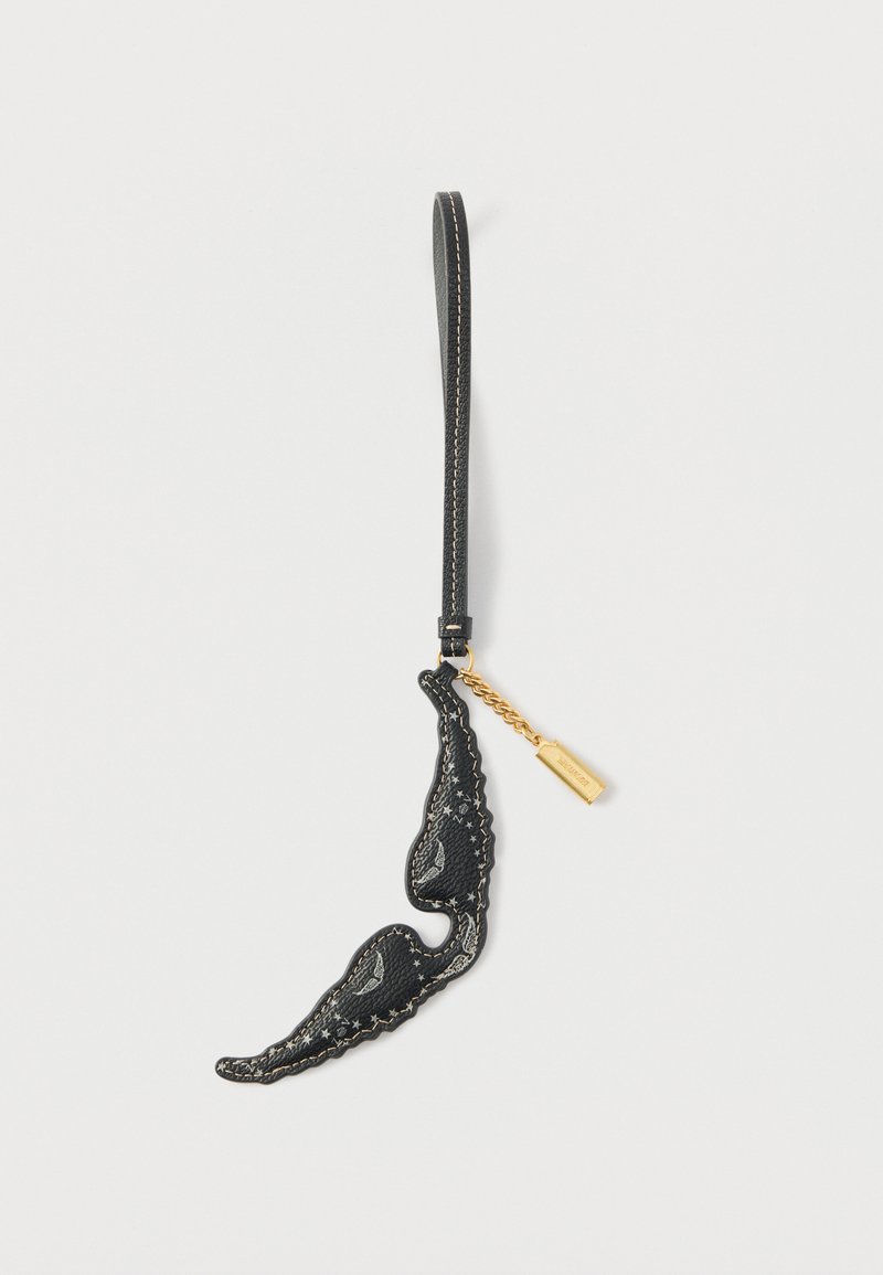 Μαύρο δερμάτινο γούρι με ρευστό, αφηρημένο σχήμα, διακοσμημένο με ανάγλυφα αστέρια και εξαρτήματα σε χρυσό τόνο, προσαρτημένο με υφασμένη λουράκι.