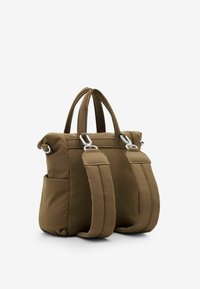 Bolso de mano de nylon marrón con dos asas cortas, textura acolchada, herrajes plateados y correas ajustables. Diseño compacto y versátil.