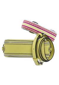 Gele leren tas met ritssluitingen en een gladde textuur. Voorzien van een kleurrijke gestreepte stoffen band met meerdere kleuren en patronen.