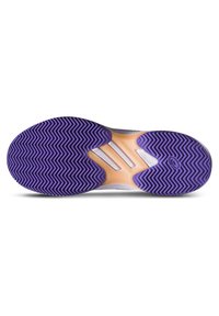 La semelle de chaussure présente un motif en zigzag en caoutchouc violet avec une section translucide orange, conçue pour une adhérence et une stabilité optimales. Matériaux lisses et durables.