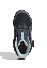 Schwarz-grauer Sportschuh mit einem Netzobermaterial, blauen Akzenten und einem runden Verschluss. Verfügt über eine strukturierte Sohle und einen gepolsterten Schaft.