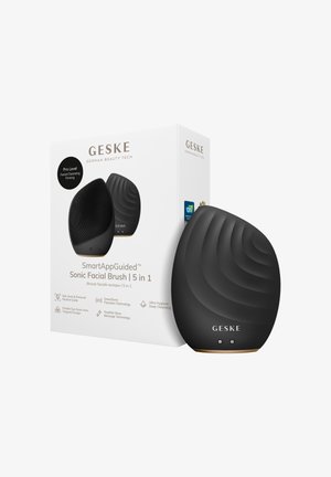 GESKE SmartAppGuided sort sonisk ansigtsbørste med tekstureret overflade, to knapper, ved siden af hvid produktæske med branding og funktioner.