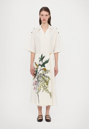 Vestido blanco a rayas con mangas cortas, estampado floral en verde y amarillo en la parte inferior, cintura ceñida y cuello sencillo.