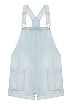 Jasnoniebieskie krótkie ogrodniczki z denimu z regulowanymi szelkami i przednimi kieszeniami naszywanymi, podwiniętymi nogawkami spodenek.