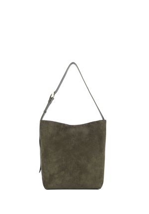 Sac à bandoulière en daim vert foncé avec une sangle unique ajustable et un design simple et structuré sur fond blanc.