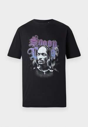 Must värvi puuvillane T-särk, millel on graafiline kujutis figuuri näost, mis asub keerlevas suitsus, üleval on tekst "Snoop" lilla ja "Dogg" musta värviga.