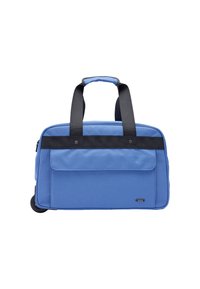 Niebieska torba podróżna z czarnymi uchwytami, prostokątny kształt, teksturowany materiał, przednia kieszeń i kółka ułatwiające przenoszenie. Trwały, funkcjonalny design.
