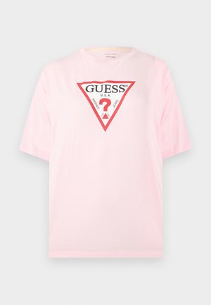 Hellrosa Kurzarm-T-Shirt mit rotem und weißem dreieckigem GUESS-Logo, das in der Mitte ein großes rotes Fragezeichen zeigt.