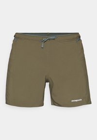 Unselected, pine needle green