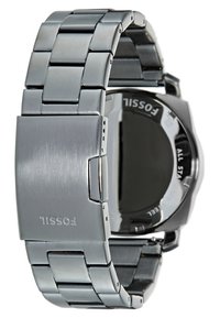 Fossil roestvrijstalen horloge met een geborstelde afwerking, zilverkleurig, schakelsbandontwerp en een ronde zwarte wijzerplaat met logo-details.