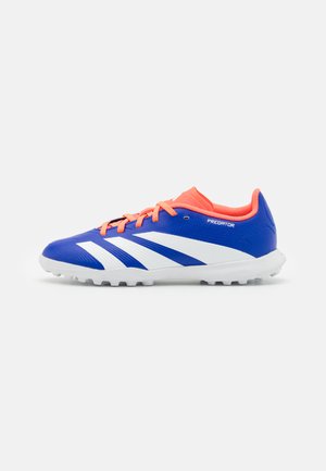 Chaussure de football bleu et blanc avec des accents orange, dotée d'un dessus synthétique texturé, d'une languette perforée et de multiples crampons en caoutchouc sur la semelle.