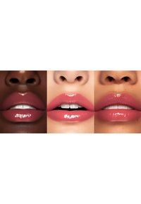 Tre paia di labbra in diverse tonalità di pelle: marrone scuro, rosa chiaro e rosa medio. Tutte appaiono lucide e con una texture liscia.