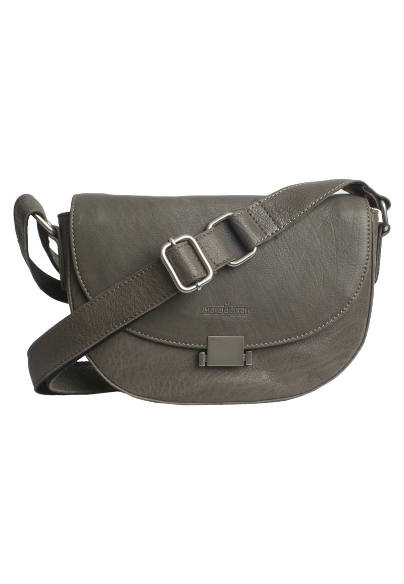 Grå läder crossbody-väska med klaffstängning, silverdetaljer, justerbart rem och en texturerad yta.