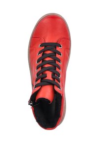 Baskets montantes en cuir rouge avec des lacets noirs, tige texturée et fermeture éclair sur le côté. La doublure en polaire et la semelle en caoutchouc ajoutent confort et adhérence.