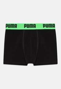 Crne bokserice od pamuka s zelenim pojasom na kojem se nalazi crni natpis "PUMA". Vidljive su detaljne šavove duž šava.