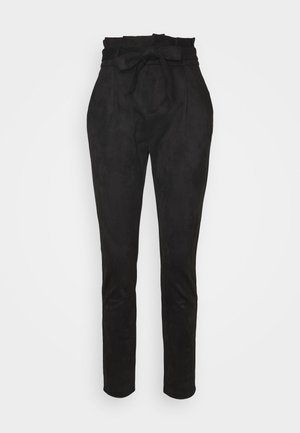 Pantalon noir taille haute avec ceinture en tissu à nouer et jambes fuselées, présenté à plat sur un fond blanc.