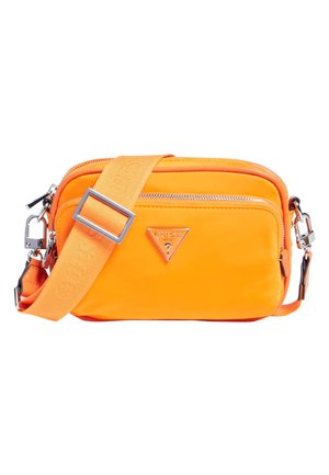 Sac bandoulière orange vif avec poche avant zippée, bandoulière réglable et logo triangulaire métallique Guess.