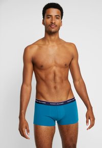 Tommy Hilfiger PREMIUM ESSENTIAL LOW RISE HIP TRUNK 3 PACK - Cuecas boxer - dark blue/light blue/blue