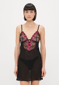 Babydoll negru transparent cu broderie florală roz, design în formă de V, bretele ajustabile și o siluetă fluidă, evidențiind texturile delicate.