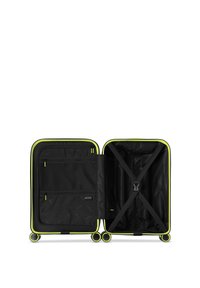 Harde koffer in zwart met neon groene accenten. Beschikt over twee compartimenten, mesh zakken, kruisbanden en vier wielen voor mobiel gemak.