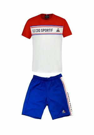 Camiseta roja y blanca con texto "LE COQ SPORTIF" y pantalones cortos azules con franjas laterales blancas y logo, hechos de una tela suave y transpirable.