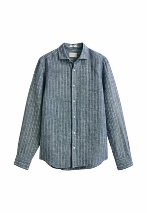 Heren overhemd met lange mouwen, blauw met witte verticale strepen, een kraag en een borstzak, plat uitgestald op een witte achtergrond.