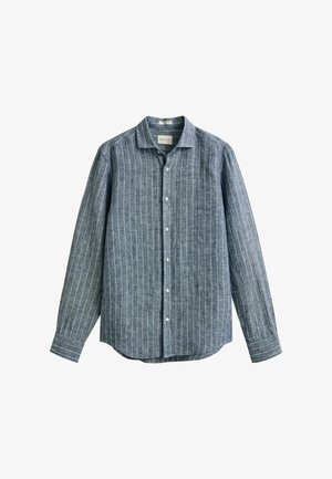 Heren overhemd met lange mouwen, blauw met witte verticale strepen, een kraag en een borstzak, plat uitgestald op een witte achtergrond.