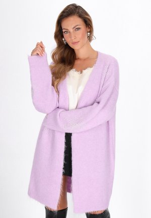 Lavendel cardigan met een zachte textuur, open voorkant en decoratieve patronen op de mouwen. Beschikt over lange mouwen en zijsplitten.