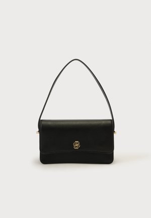 Czarna skórzana torebka o gładkiej fakturze, prostokątnym kształcie, złotym logo oraz pojedynczym cienkim pasku na ramię.