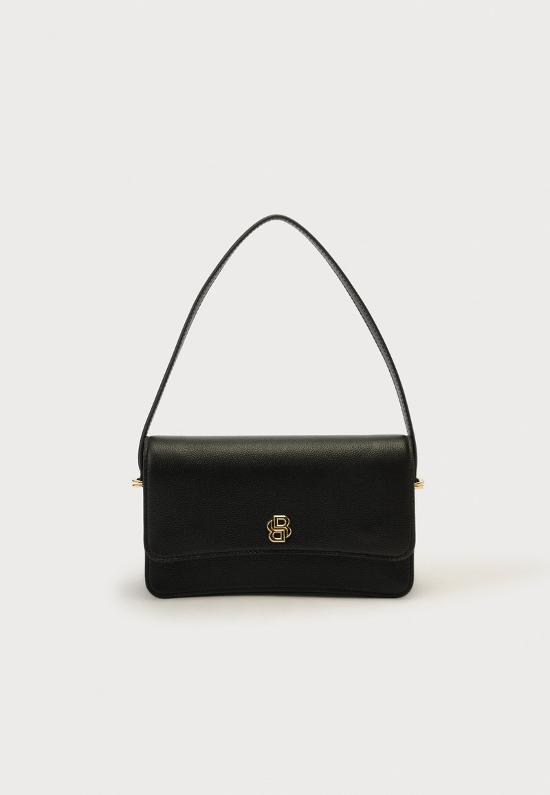 Mala de mão em pele preta com textura suave, formato retangular, detalhe em logo dourado e uma única alça fina para o ombro.