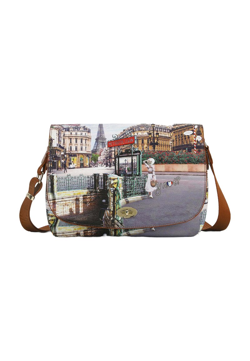 Borsa a spalla con una stampa di una scena di Parigi, che presenta la Torre Eiffel. Tessuto texturizzato, tracolla marrone e dettagli con chiusura metallica.