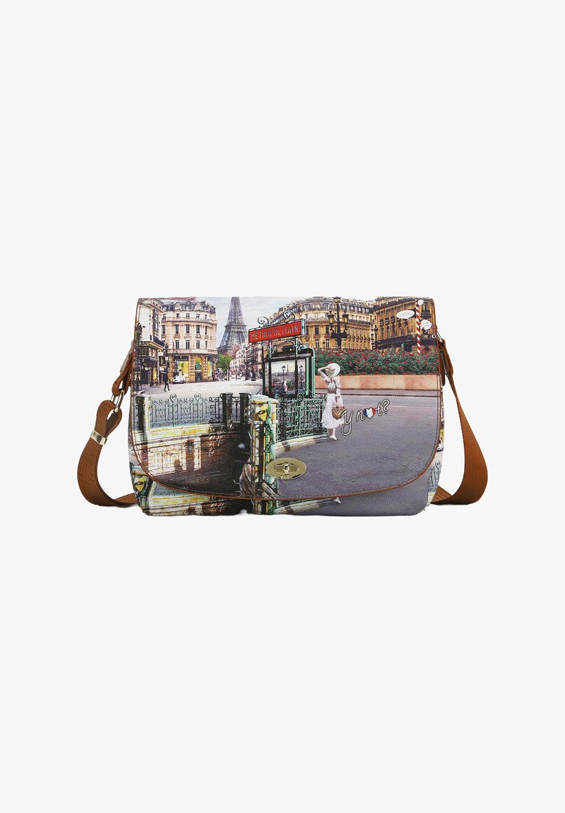 Borsa a spalla con una stampa di una scena di Parigi, che presenta la Torre Eiffel. Tessuto texturizzato, tracolla marrone e dettagli con chiusura metallica.