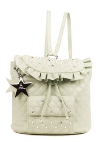 Zaino trapuntato di colore verde chiaro realizzato in pelle sintetica, con un cappuccio arricciato, dettagli a forma di stella in argento e borchie decorative sulla tasca frontale.