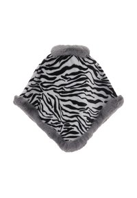 Pătură în dungi de zebra, gri și neagră, cu o textură moale și pufoasă și un garnitură de blană gri pe margini, având o formă triangulară.