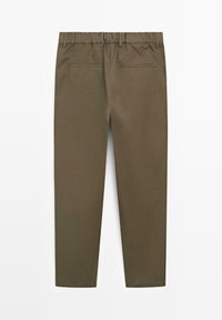 Pantaloni verde oliva a gamba dritta con vita elasticizzata e due tasche a filetto sul retro, mostrati distesi su uno sfondo bianco.