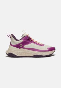Sneaker da donna con tomaia traspirante color crema, dettagli viola, lacci rosa e una suola intermedia punteggiata. Suola nera spessa per una migliore aderenza.