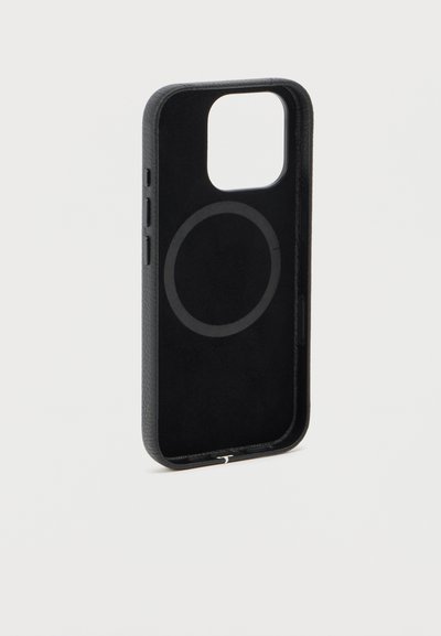 Θήκη iPhone από μαύρο δέρμα με ανεβασμένα κουμπιά και κυκλικό μαγνητικό δαχτυλίδι εσωτερικά για συμβατότητα με MagSafe.