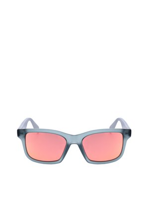 Occhiali da sole rettangolari con montatura azzurro chiaro e lenti riflettenti rosa-arancioni, mostrati frontalmente su sfondo bianco.