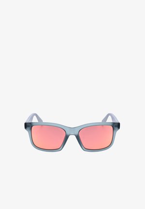 Occhiali da sole rettangolari con montatura azzurro chiaro e lenti riflettenti rosa-arancioni, mostrati frontalmente su sfondo bianco.