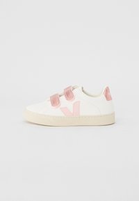 Sapatilha branca com detalhes em rosa, apresentando um cabedal em couro suave, tiras com fecho de velcro e uma sola em borracha texturizada.