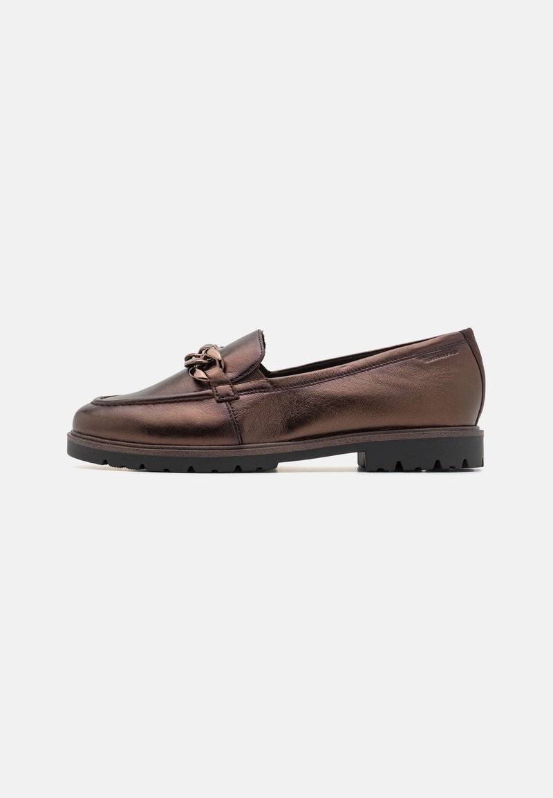 Bruin metallic leren loafer met een kleine kettingaccent op de teen. Lage zwarte gestructureerde zool. Ronde teen en een gladde afwerking.