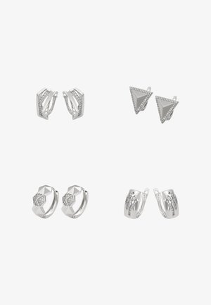 Cuatro pares de pendientes de plata de clip con formas geométricas y cristales transparentes incrustados sobre un fondo blanco.